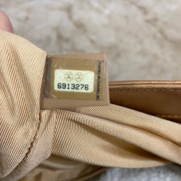 CHANEL GOLD TOTE - Picture 4 of 14